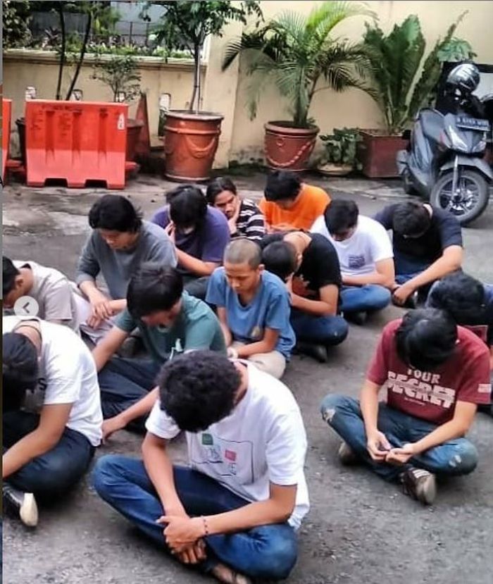 puluha remaja diduga geng motor diamankan di Polsek Kebayoran Baru