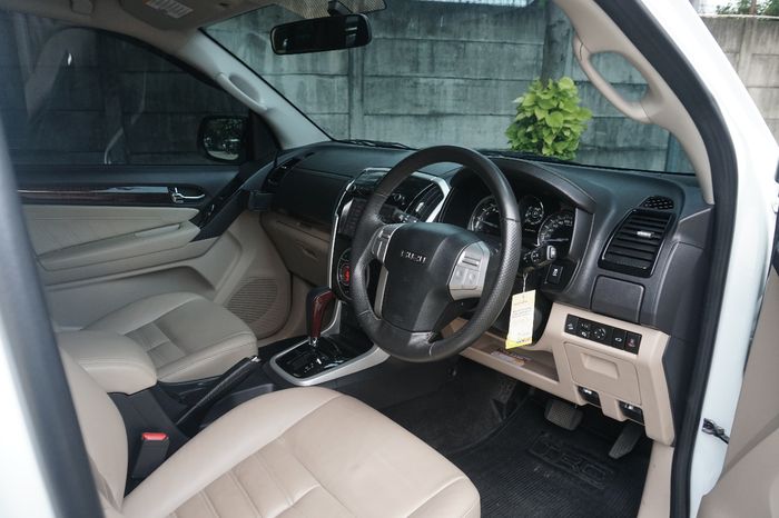 Interior Isuzu Mu-X 2.5 Premiere