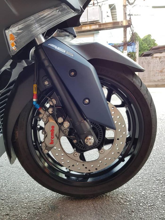 Kaliper depan belakang pakai Brembo
