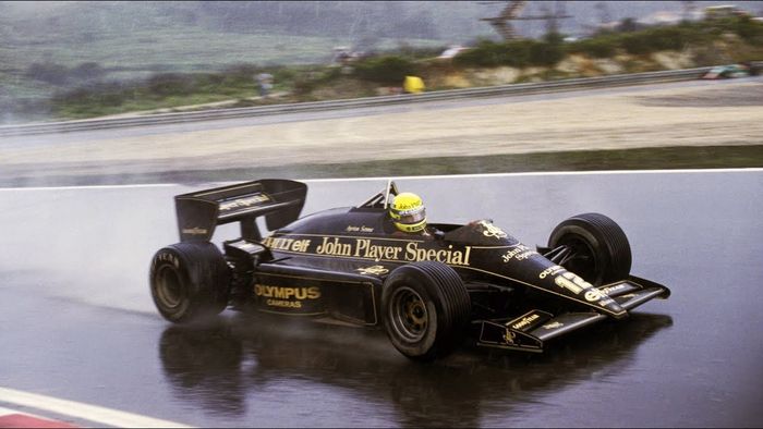 Ayrton Senna dengan Lotus JPS tunggangannya