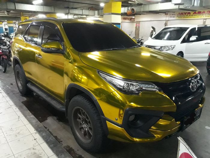 Toyota Fortuner dengan wrapping sticker gold mirror chrome