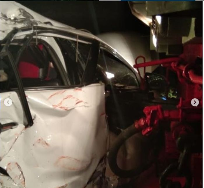 Bumper baja kereta api membuat kucel bodi Toyota Yaris