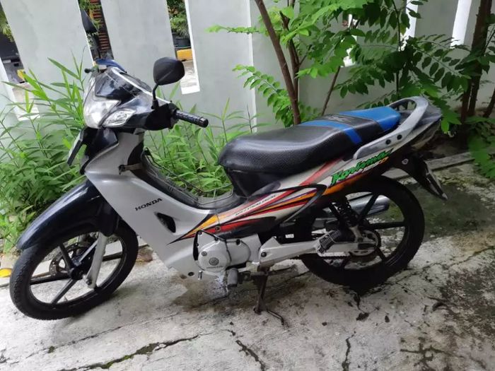 Ilustrasi Honda Karisma 125D 2005