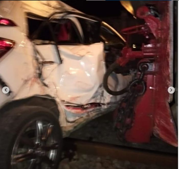 Toyota Yaris TRD Sportivo ringsek dihantam kereta api Jayakarta Premium di perlintasan Purwosari, Solo, Jateng
