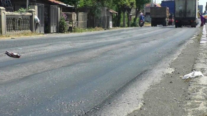 Jalur Pantura semakin bergelombang dan banyak lubang