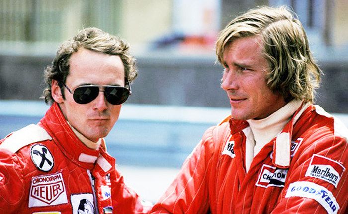 Meski kerap berseteru, hubungan antara Niki Lauda (kiri) dan James Hunt terbilang akur di luar lintasan