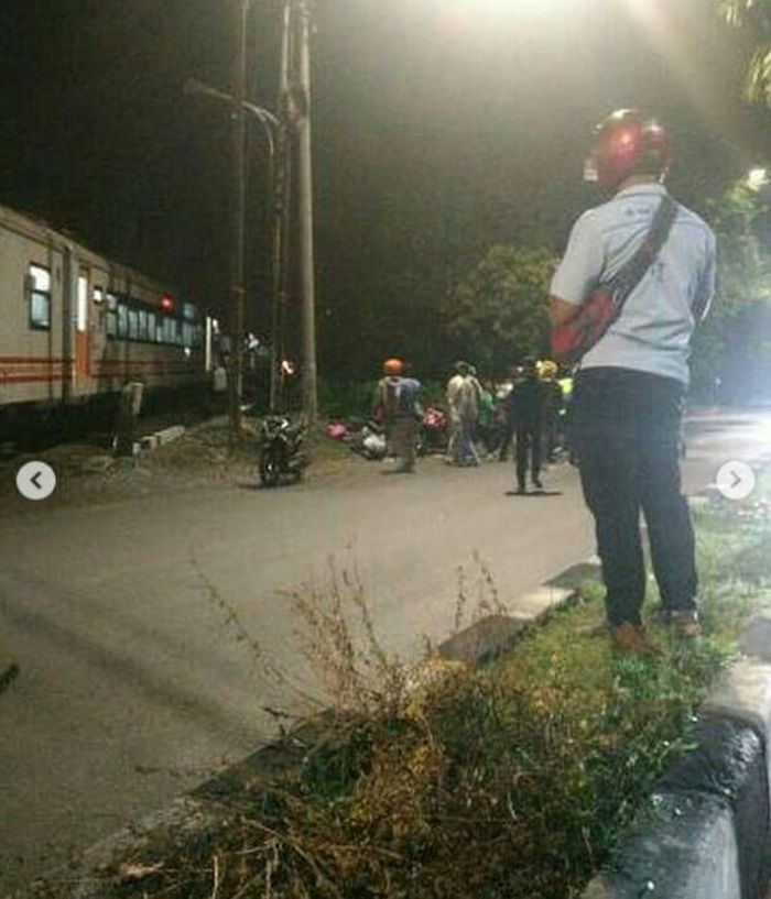 Korban dievakuasi usai tertabrak kereta api di perlintas palang pintu Purwosari, Jateng