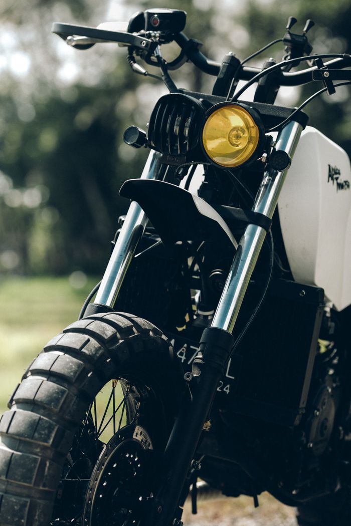 Tampang depannya terlihat menarik karena lampunya dibuat belang