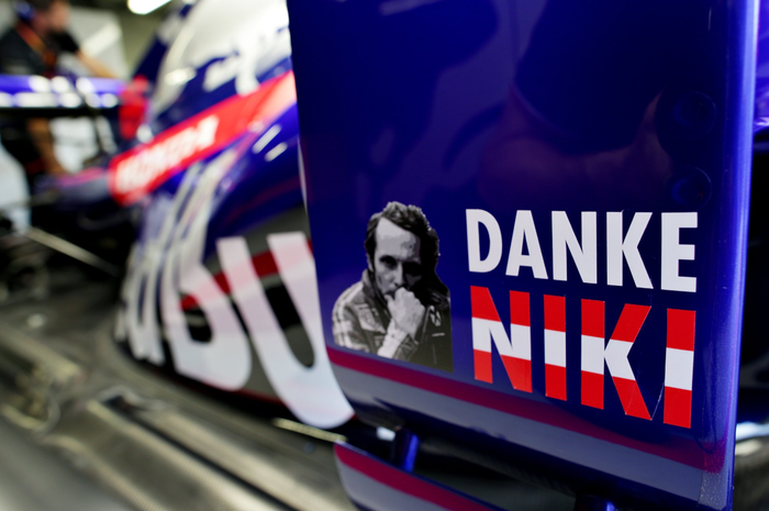 Tim Toro Rosso memasang foto Niki Lauda dengan tulisan Danke Niki di F1 Monako 2019