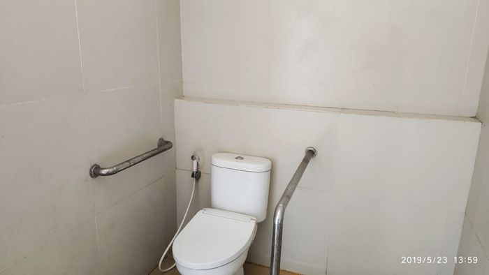 Toilet untuk disabilitas yang ditambahkan di beberapa titik rest area.