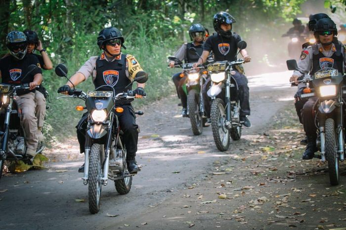 Kapolres Lumajang AKBP Muhammad Arsal Sahban saat melakukan patroli 