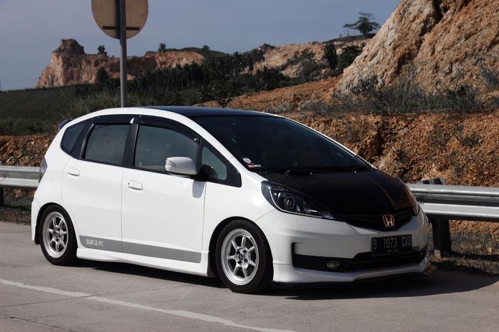 Honda Jazz garapan anak Lampung keren bergaya street racing