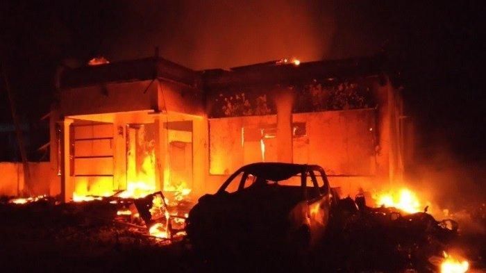 Api berkobar di Polsek Tambelangan, Madura, Jatim karena dibakar massa