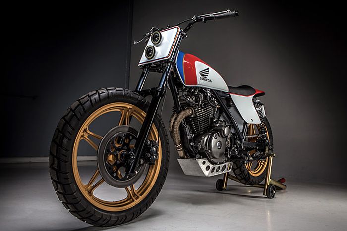 Bagian depannya dibuat resik, hanya ada number plate dan sepasang lampu depan