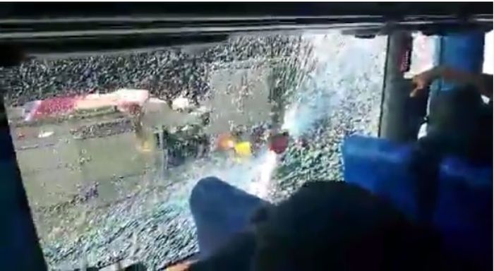 Video detik-detik bus yang ditumpangi brimob diserang perusuh dalam aksi 22 Mei.