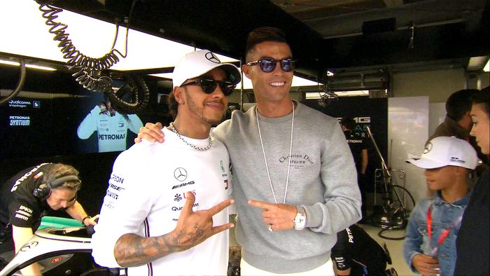 Cristiano Ronaldo dan Lewis Hamilton pose bareng di paddock Mercedes di F1 Monako 2019