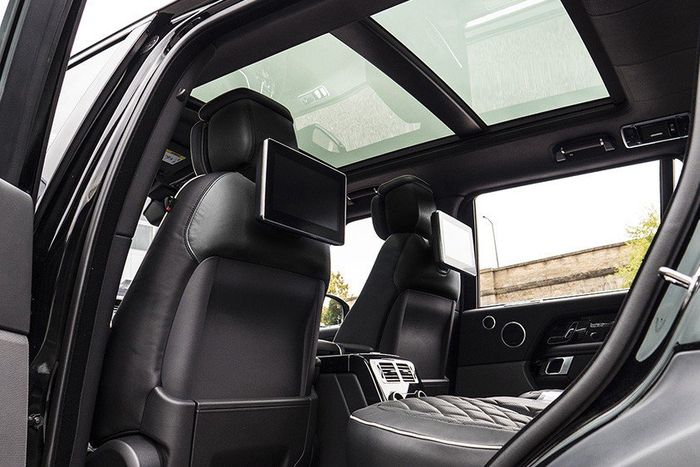 Kemewahan kabin belakang dengan atap panoramic sunroof