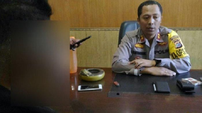 Kapolres Sikka, AKBP Rickson Situmorang saat bertemu Yoseph, pengendara ojek yang disiksa oknum polisi dengan knalpot panas