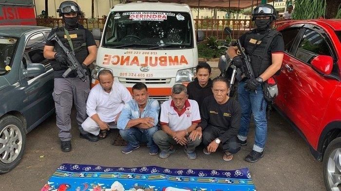Tersangka ambulans pembawa batu   bersama barang bukti diamankan Polisi