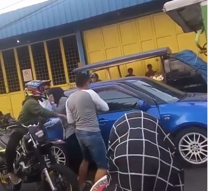 Seorang laki-laki pengemudi Ford Ranger tampar pengemudi wanita Suzuki Swift