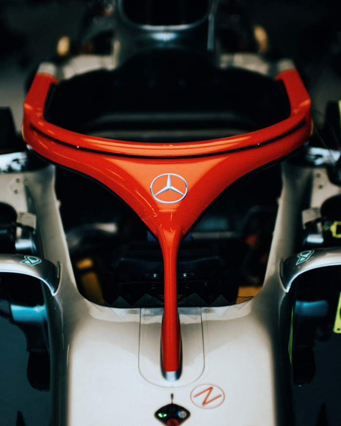Hormati Niki Lauda, tim Mercedes memakai warna merah di perangkat Halo mobil W10-nya