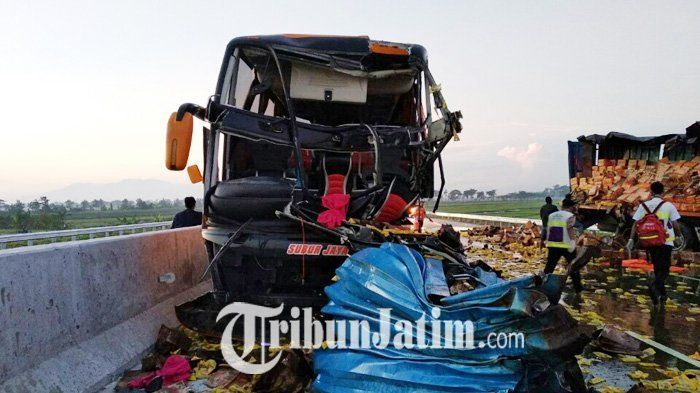 Kondisi Bus pariwisata PO Subur Jaya dan truk tronton usai tabrakan di jalan Tol Ngawi-Kertosono KM 586, tepatnya di Desa Kasreman Kecamatan Geneng, Ngawi, Kamis (5/4/2018)