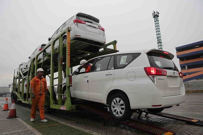 Ilustrasi ekspor mobil dari Indonesia