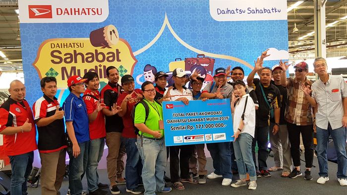 Penyerahan Paket Akomodasi kepada Peserta Daihatsu Sahabat Mudik 2019 yang diwakili masing-masing klub dan peserta Jurnalis.