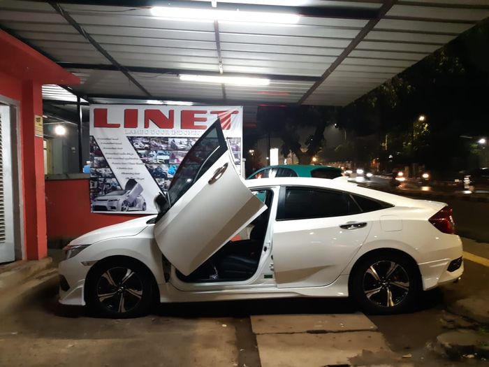 Honda Civic Turbo dipasangi engsel pintu gunting