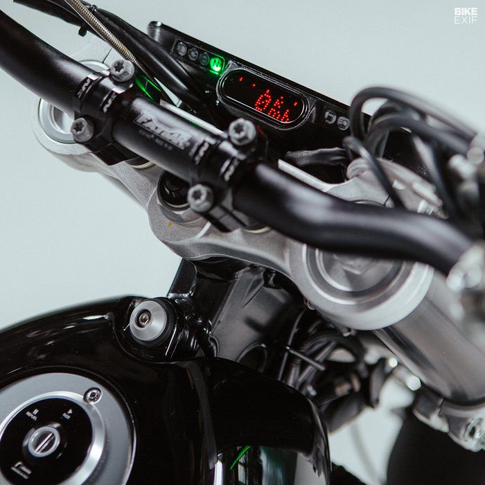 Semua panel instrumennya lengkap seperti motor massal