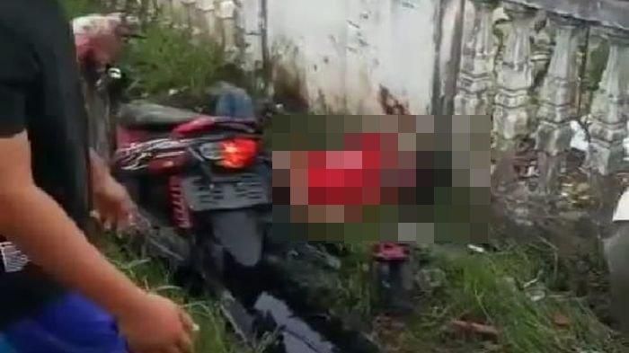 Kedua korban pengendara Motor Yamaha Mio tergeletak di dekat drainase usai ditabrak angkot Tanggabuntung Palembang yang sopirnya dalam keadaan pengaruh alkohol.