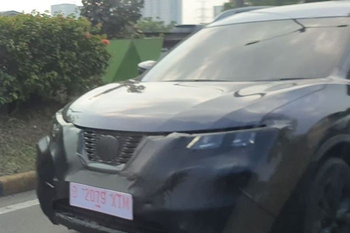 Nissan X-Trail facelift yang terpantau sedang diuji di jalanan Indonesia