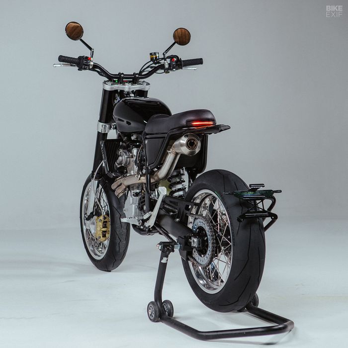 Bahkan ada tambahan bracket plat nomor dan spion