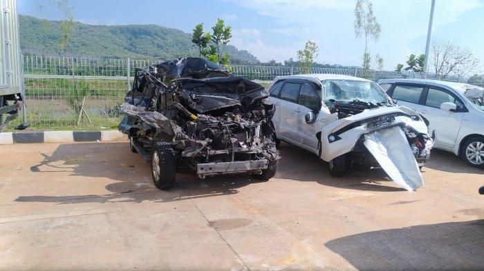 Kondisi Kijang Innova dan Honda BR-V setelah terlibat kecelakaan