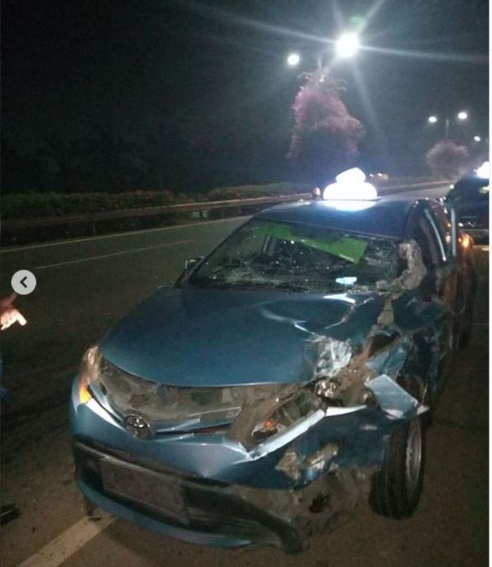 Taksi Toyota Limo yang hancur adu wajah lawan Mitsubishi Xpander