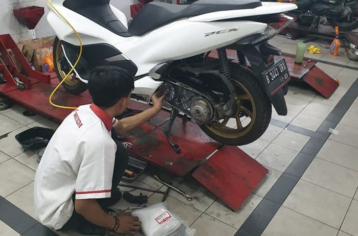 Mekanik AHASS mengganti komponen penyebab gredek di Honda PCX 150