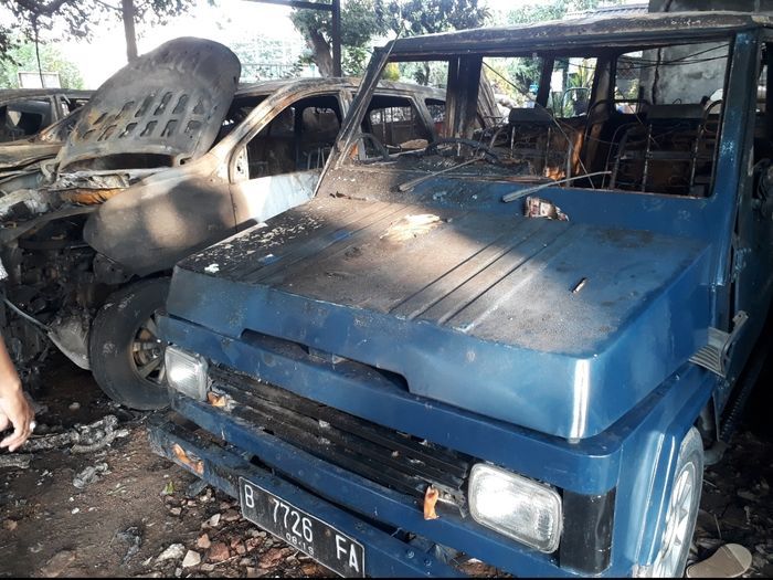 Toyota Kijang Doyok yang ikut dilahap api