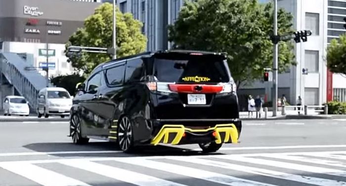 Buritan Toyota Vellfire beraksen kuning stabilo