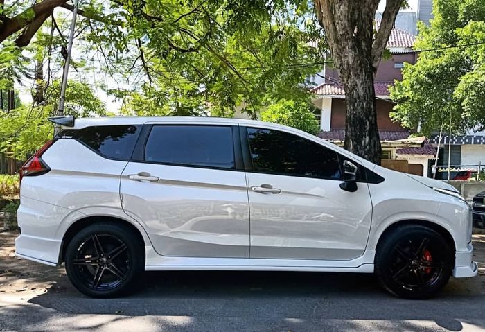 Tampilan samping justru terlihat minimalis dan kalem