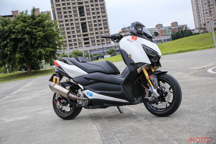 Modifikasi Yamaha XMAX bertampang kalem