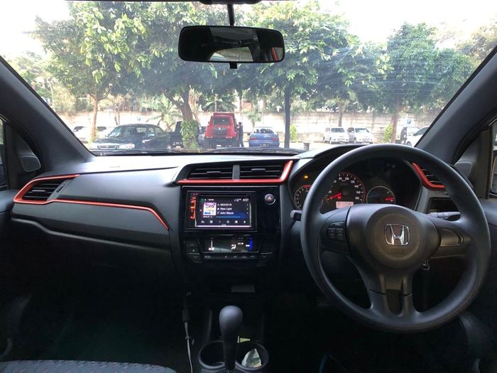 Interior Honda Brios RS CVT cukup terlihat sporti dan dinamis dengan aksen merah
