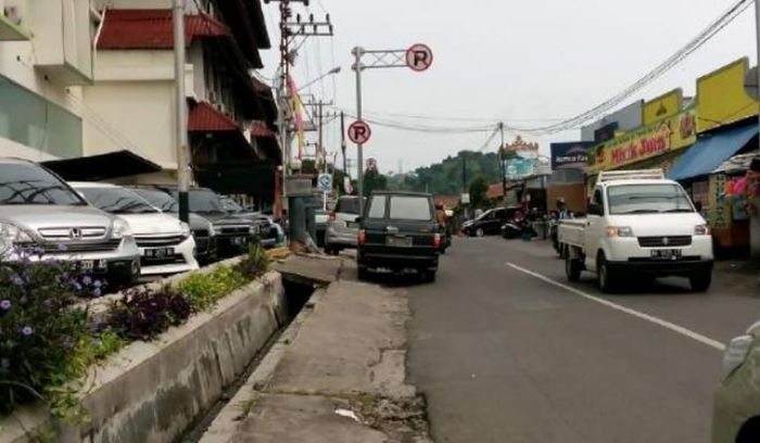 Rambu lalu lintas dilarang parkir