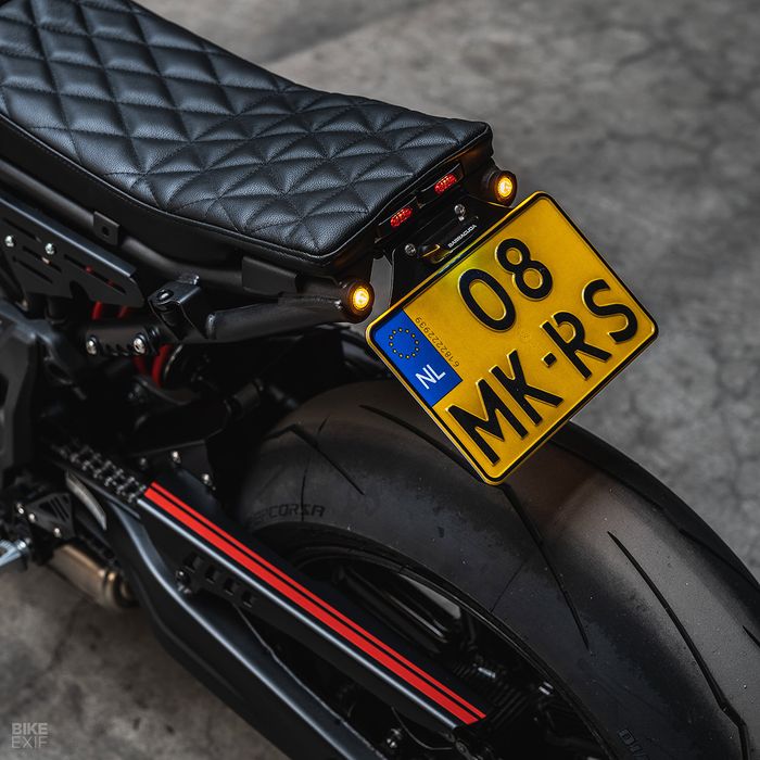 Tuh, stoplamp dan lampu sein-nya unik banget kan