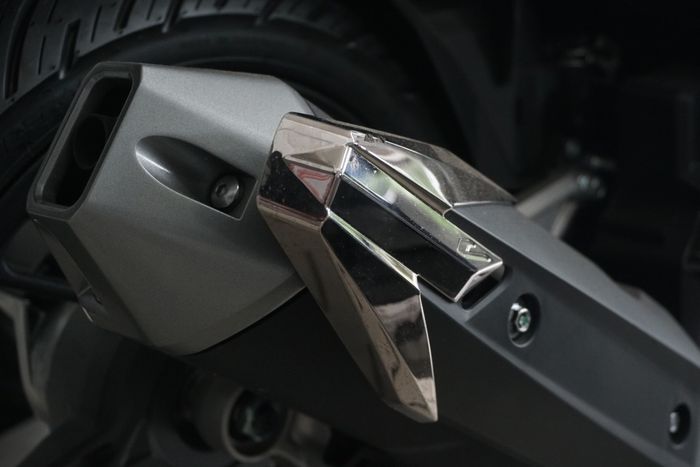 Garnish cover muffler aksen chrome yang dijual resmi oleh Honda di seluruh dealernya