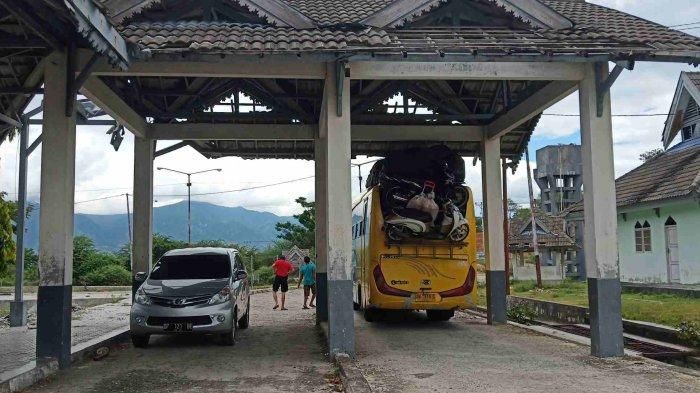 Salah satu kendaraan bus yang membawa pemudik dan kendaraan bermotor roda dua di Terminal Induk Mamboro Palu, Jumat (31/5/2019)