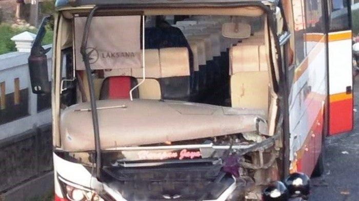 Bagian depan bus Harapan Jaya yag terlibat kecelakaan