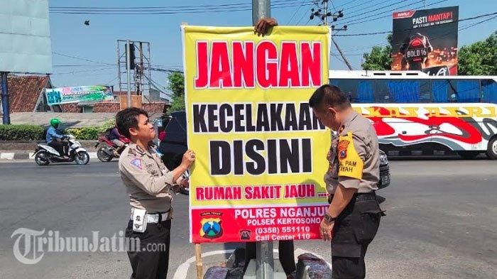 Polsek Kertosono memasang baliho unik imbauan agar para pengendara hati-hati di jalan, Sabtu (1/6/2019)
