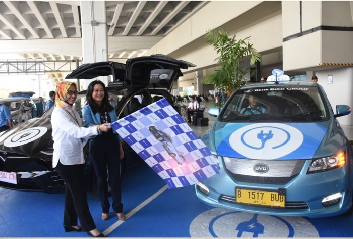 Direktur Utama PT Blue Bird Tbk, Noni Purnomo dan Direktur Pelayanan dan Fasilitas, PT Angkasa Pura II, Ituk Herarindi, mengibarkan bendera sebagai tanda diresmikannya pelayanan kendaraan listrik di Bandara Internasional 