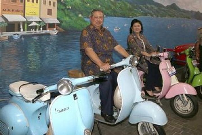 Mantan Presiden SBY bersama Bu Ani di atas vespa lawas