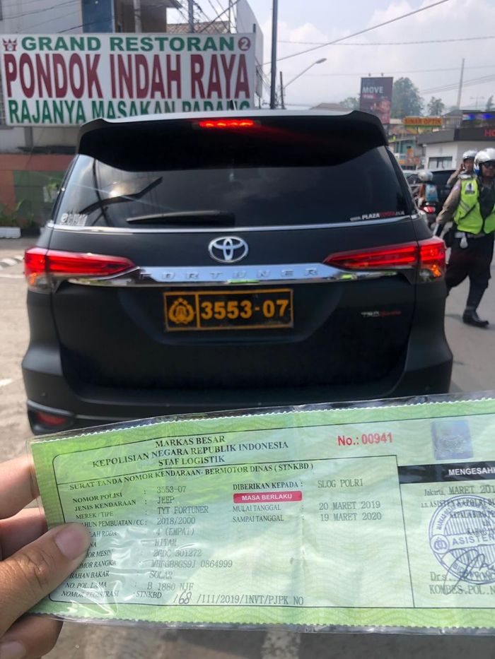 Toyota Fortuner yang jadi mobil pengawalan dengan berkendara secara ugal-ugalan. (Istimewa via Gridoto).